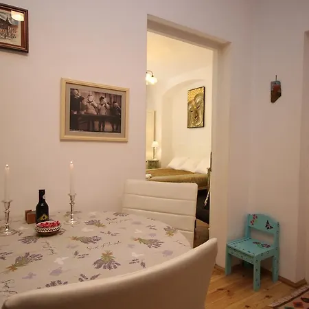 Apartment Versus Art *